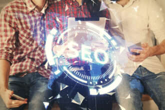 Podwójna ekspozycja rysunku seo oraz mężczyzny i kobiety pracujących razem, trzymając i używając urządzenia mobilnego Koncepcja technologiczna