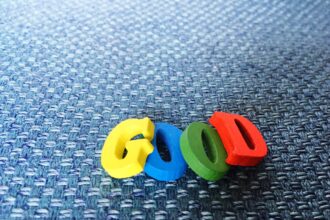 Tekst wykonany z bloków zabawek na tkaninie