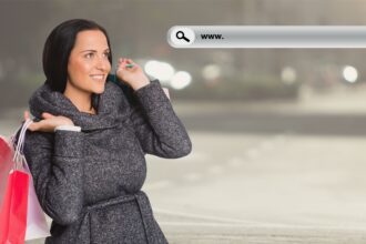 Cyfrowo złożony obraz kobiety trzymającej torbę na zakupy i pasek wyszukiwania