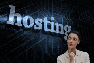 Słowo hosting i uśmiechnięta bizneswoman myśli na futurystycznym czarnym i niebieskim tle