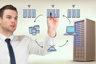 Młody poważny biznesmen pisze przeciwko wygenerowanej cyfrowo wieży serwerowej