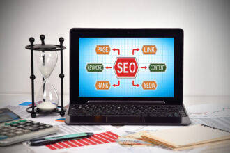 Seo schemat na ekranowym laptopie